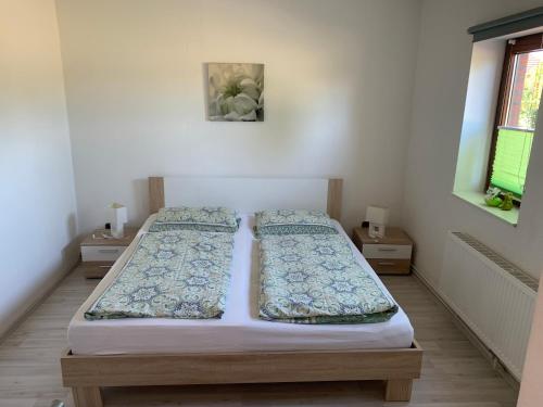 two twin beds in a bedroom with a window at Ferienwohnung Kramer in Colnrade