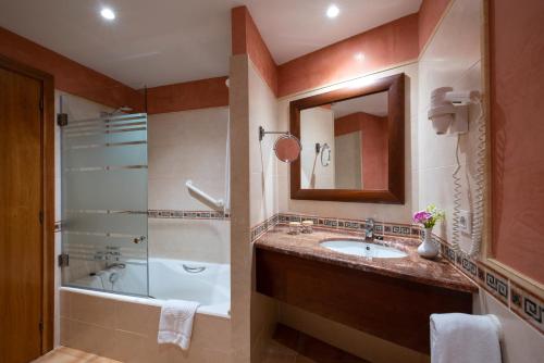 y baño con lavabo, ducha y espejo. en Valentin Star Menorca - Adults Only, en Cala'n Bosch