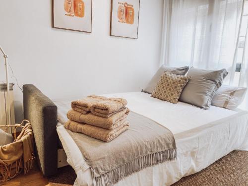 - une chambre avec un lit et des serviettes dans l'établissement Monte Cerrau, apartamento con plaza de garaje y WIFI, à Oviedo