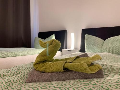 Ein Bett oder Betten in einem Zimmer der Unterkunft Lea Apartments Monteurswohnungen Zentrum Ost