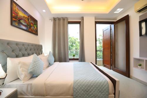 - une chambre avec un lit et une grande fenêtre dans l'établissement Hotel Nature View Green Park Metro Couple Friendly New Delhi, à New Delhi