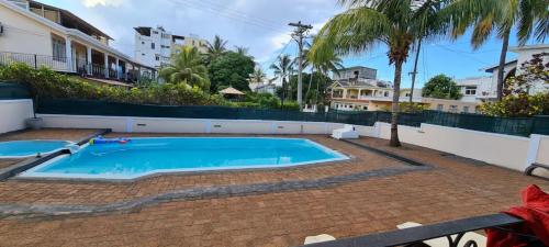ein Schwimmbad vor einem Gebäude in der Unterkunft VILLA L'OR with Private Pool in Flic-en-Flac