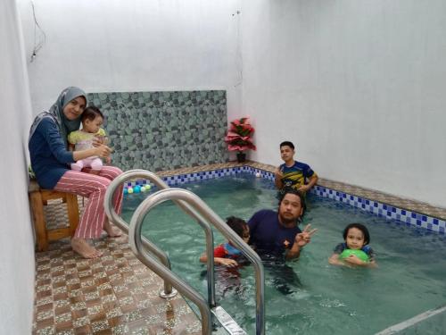 Een gezin dat verblijft bij WALDAN ROOMSTAY Pantai Seberang Takir Terengganu Unit C