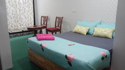 Een bed of bedden in een kamer bij WALDAN ROOMSTAY Pantai Seberang Takir Terengganu Unit C
