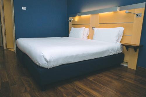 A bed or beds in a room at Holiday Inn Express Milan-Malpensa Airport, an IHG Hotel