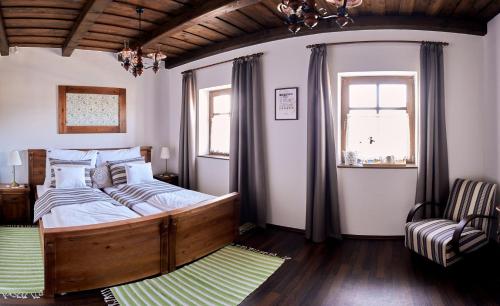 um quarto com uma cama grande e uma janela em Zsindelyes Cottage em Érpatak
