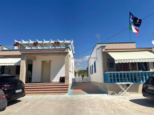 ein Haus mit davor geparkt in der Unterkunft La Torretta in Marina di Lizzano