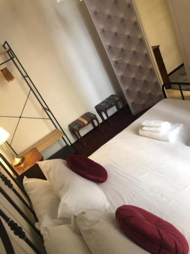 um quarto com 2 camas com almofadas vermelhas em ROMAN APARTMENT in TRASTEVERE em Roma