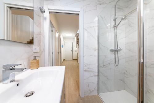 een witte badkamer met een douche en een wastafel bij Aguadulce las fases f4 in Aguadulce
