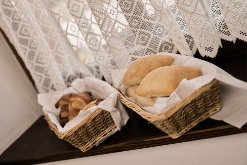 twee manden gevuld met brood en een hond erin bij Zsindelyes Cottage in Érpatak