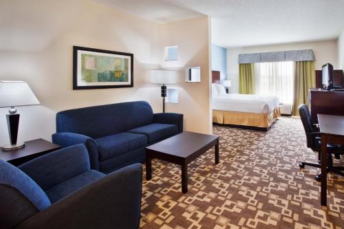 Кровать или кровати в номере Holiday Inn Express Hotel & Suites Atlanta Airport West - Camp Creek by IHG