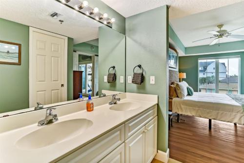 een badkamer met 2 wastafels en een spiegel bij 203 Terraces at Beachside in Fernandina Beach
