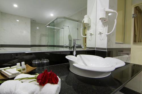 Kylpyhuone majoituspaikassa Rose Emerald Hotel