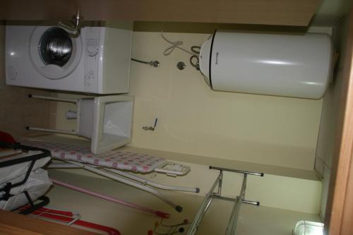 a laundry room with a washer and a washing machine at Apartament Franmar in Sant Jaume d'Enveja