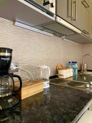 una encimera de cocina con una licuadora encima en Nice, en Akhaltsikhe