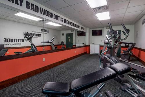a gym with treadmills and cardio equipment at Quality Inn Montgomeryville-Philadelphia in Montgomeryville