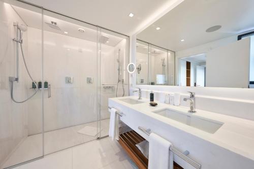 Ένα μπάνιο στο La Villa at The Cliff Bay - PortoBay