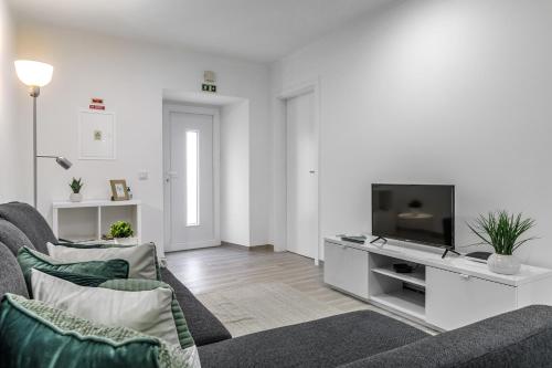 a living room with a couch and a tv at Costa Mar III in Peniche