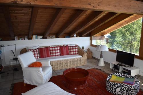 a living room with a couch and a tv at Beal Lia Haus C 474 Bh Whg 8 in Lenz