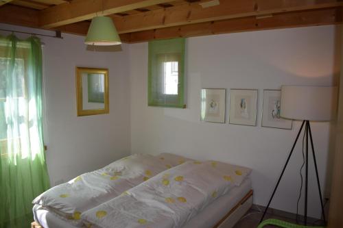 - une chambre avec un lit et une lampe dans l'établissement Beal Lia Haus C 474 Bh Whg 8, à Lenz