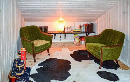 Posezení v ubytování Cozy Home In Brøttum With Kitchen