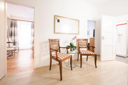 sala de estar con 2 sillas y mesa en Madar Café Restaurant zum Fürsten, en Melk
