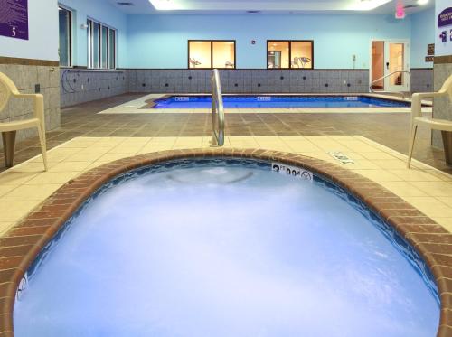 uma banheira de hidromassagem no meio de uma piscina em Hyatt House Bentonville Rogers em Rogers