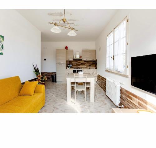奧古斯塔的住宿－Villa Angela，客厅配有黄色的沙发和桌子