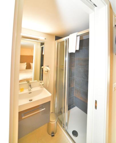 a bathroom with a shower and a sink at Boato Bistrot & Bed in Tegna
