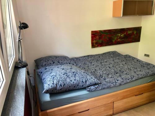 ein Schlafzimmer mit einem Bett und einer Lampe auf einem Holzrahmen in der Unterkunft Super Host im Bremer Viertel. in Bremen
