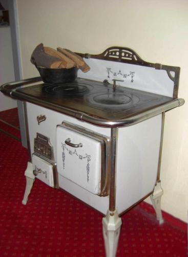 an old stove with a sink on top of it at Hotel Mariahilf München in Munich