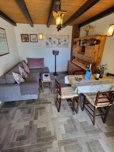 een woonkamer met een bank en een tafel bij Apartments Pinezić in Martinšćica