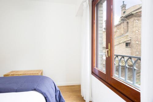 um quarto com uma janela com vista para um edifício em Apartamento con vistas en centro histórico em Zaragoza