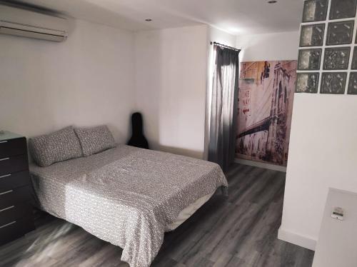 una camera con letto, cassettiera e finestra di Al-Andalus Agradable casa para relajarse y descubrir Córdoba a Cordoba