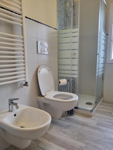 y baño con aseo, lavabo y ducha. en Grazioso appartamento con deposito bici S. Miniato, en San Miniato