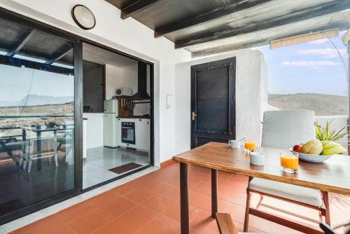 een keuken en eetkamer met een tafel en een eetkamer bij Home2Book Cozy Sea Views Punta Sardina Lighthouse in Gáldar