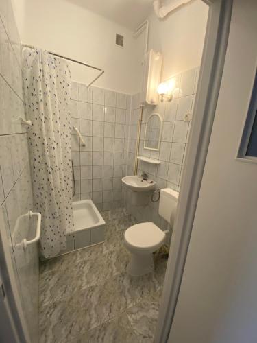 a bathroom with a toilet and a sink at Pokoje Fregata Świnoujście in Świnoujście