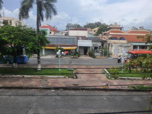 uma rua da cidade com edifícios e um autocarro em NHÀ NGHỈ BẾN TÀU em Rạch Giá