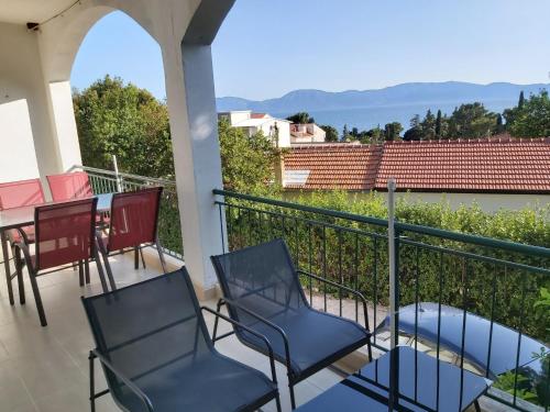 een balkon met stoelen en een tafel en uitzicht bij Apartman Helena in Gradac