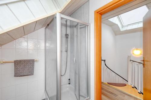baño con ducha y puerta de cristal en Ferienhaus Nina, en Kirchheim