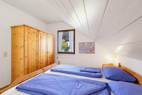 1 dormitorio con 2 camas y ventana en Ferienhaus Vera, en Kirchheim