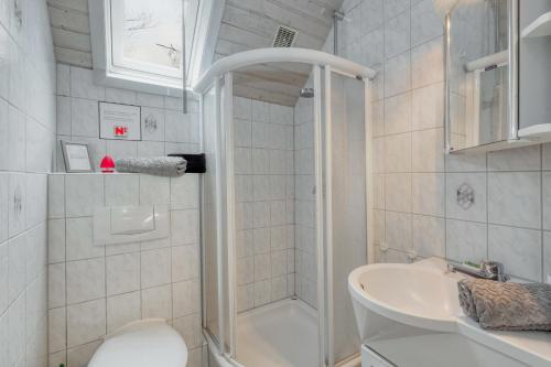 een badkamer met een douche, een toilet en een wastafel bij Ferienhaus Simone in Kirchheim