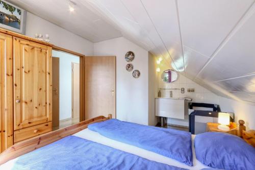 um quarto com uma cama com lençóis azuis em Ferienhaus Viola em Kirchheim