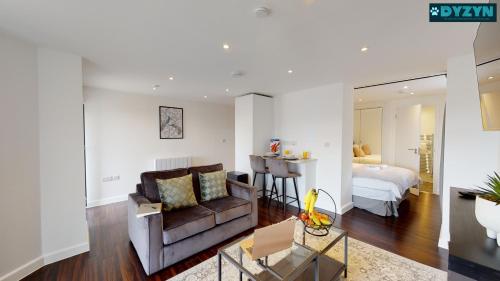 紐波特的住宿－One Bed Apartment Newport - Garden - Parking - By DYZYN，客厅配有沙发和1张床