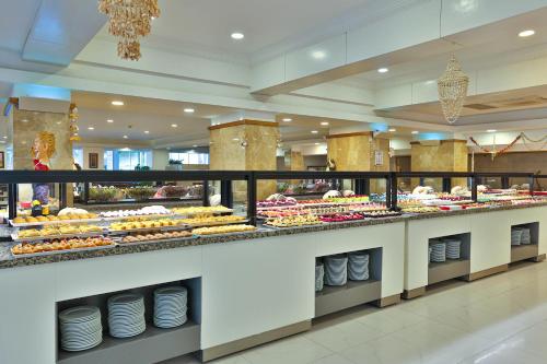 贝尔迪比Crystal Flora Pearl Collection - Ultimate All Inclusive的提供多种食物的自助餐线