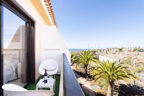 baño con vistas a la playa en Precioso apartamento en el Sur de Tenerife, en San Miguel de Abona