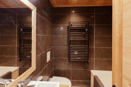a bathroom with a sink and a mirror at Le Chenaillet, duplex au pied des pistes et spa in Montgenèvre