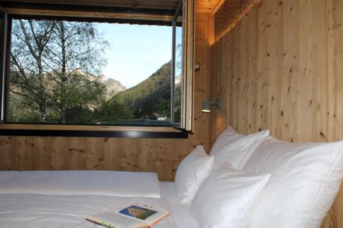 Postel nebo postele na pokoji v ubytování ARLBERGhome Komfort-Apartments & Privat-Sauna