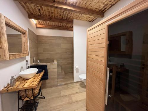ein Bad mit einem Waschbecken und einem WC in der Unterkunft Na samotě u lesa - Jeseníky in Mikulovice