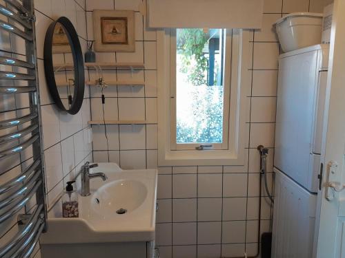 ein kleines Bad mit einem Waschbecken und einem Fenster in der Unterkunft Holiday home in Onsala in Onsala